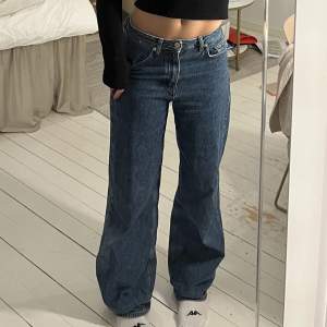 Jättesnygga Jeans o storlek 36 från Nakd. I väldigt fint skick. Kan sitta både högmidjat och mid rise (som på bilden)  Skriv om du har frågor💕 pris kan diskuteras 