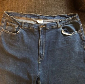 Jeans  - Vet inte vart kom kommer ifrån men är i storlek W 42 L 32 tror ja. Det var så länge sen jag hade dom så kommer inte ihåg hur mycket jag använd dom 