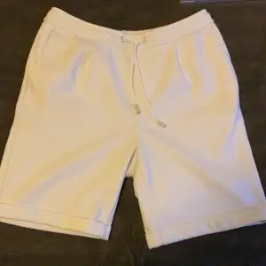 Vita shorts från Zara som är använda men i väldigt bra skick och inga tecken på slitage någonstans. Säljer för 150kr men kom med prisförslag. Kn mötas upp i Västerås eller frakta vart som. Betalning sker via swish. 