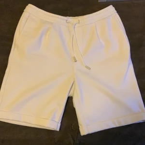 Vita Zara shorts - Vita shorts från Zara som är använda men i väldigt bra skick och inga tecken på slitage någonstans. Säljer för 150kr men kom med prisförslag. Kn mötas upp i Västerås eller frakta vart som. Betalning sker via swish. 