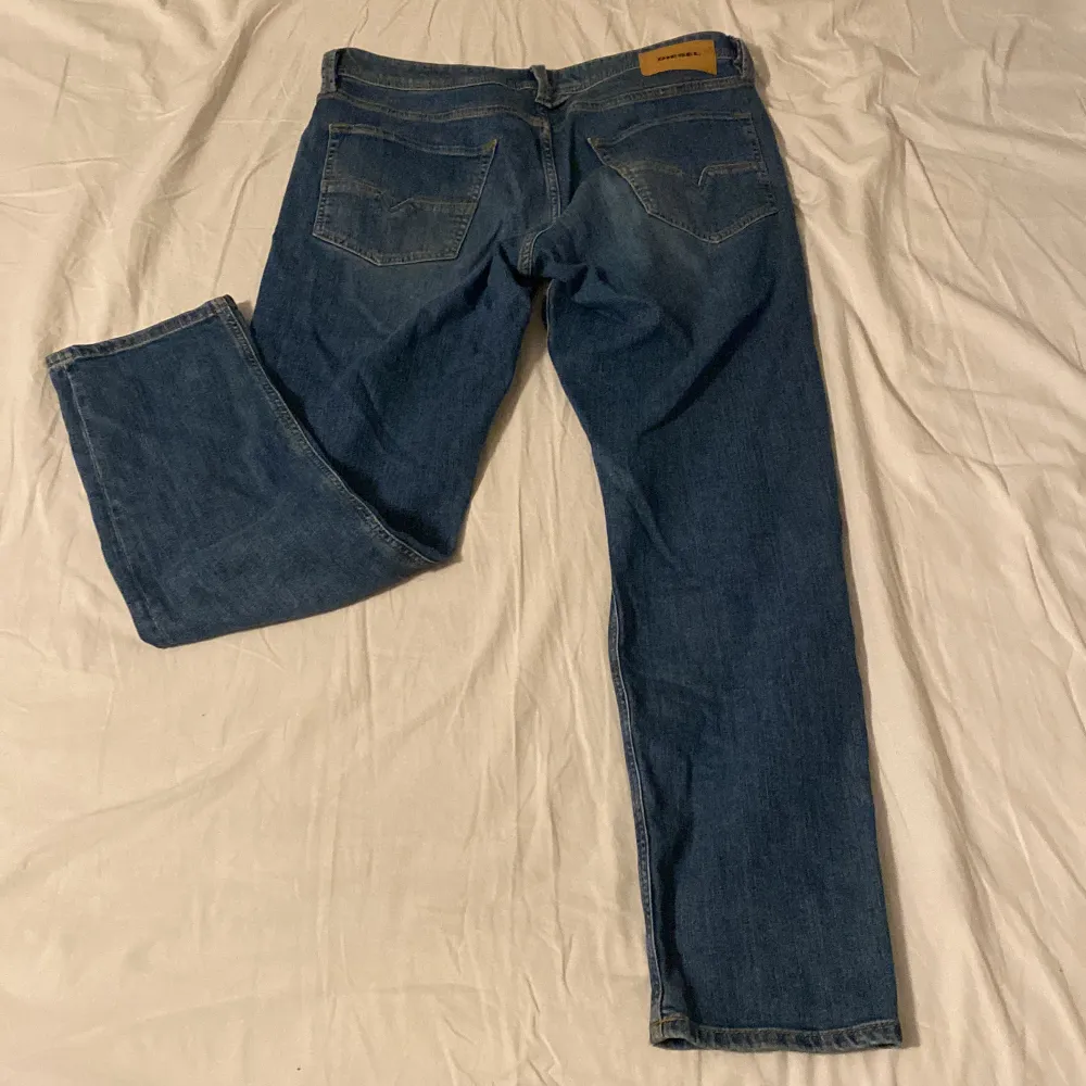Diesel larkee beex strl. 33/32 Sparsamt använda jeans i tapered passform. Pris kan diskuteras vid snabb affär.. Jeans & Byxor.