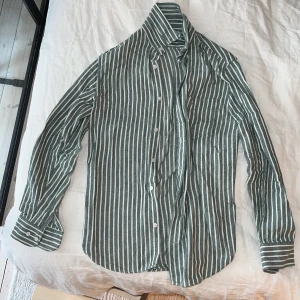 NNO7 bomullsskjorta grön/vit - otroligt gosig/tjock och varm skjorta från NNO7 no nationality, använd typ 3 gånger så i nyskick. regular fit storlek S så sitter ej tight men inte heller för löst