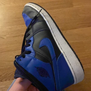 Jordan 1 - Säljer dom här jordan 1s. Köptes för 1600kr och säljer för 600kr. Pris kan diskuteras fortfarande. Det är äkta såklart och dom är i storlek 39. Köparen står för frakten 