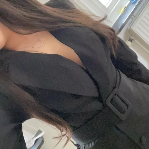 Classy kavaj - Jättefin och classy kavaj med band runt midja, aldrig använd. S/36, den är lite oversize