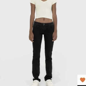 Lågmidjade Jeans Stradivarius - Säljer dessa superfina lågmdijade jeans ifrån stradivarius. I en ”washed out” svart färg. Storlek 32, pris går att diskutera. Obs, jag har klippt en slut i dom (vid foten) Man får även trycka på ”köp nu” om man skriver till mig innan 💗