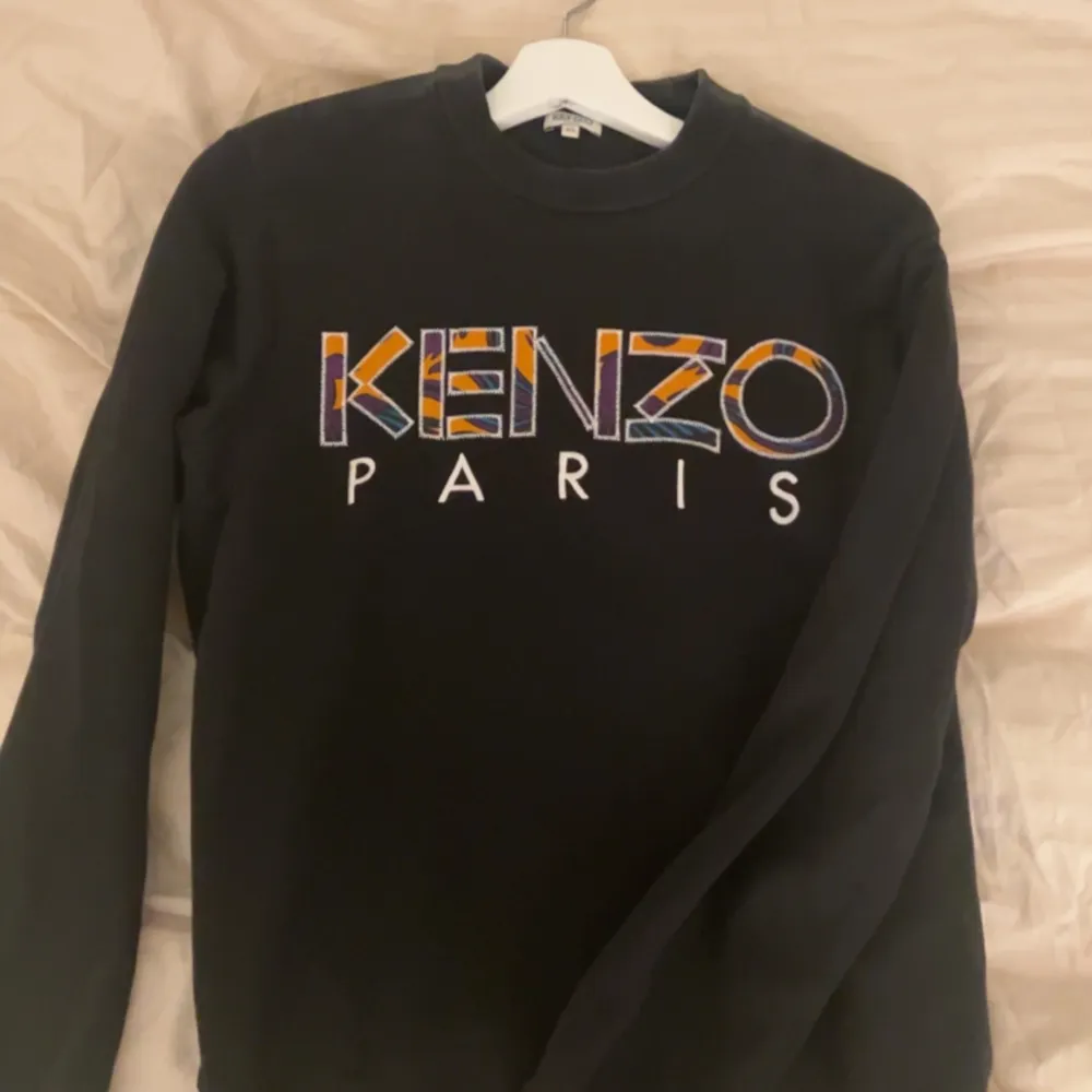 Säljer min sambos Kenzo tröja alltså en herr modell. Använd ett fåtal gånger så inga skavanker eller liknande.  Storlek XS/S. . Tröjor & Koftor.