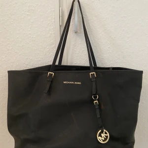 Michael cors väska  - Super snygg, stor, använd mycket så har lite defekter men fortfarande fin