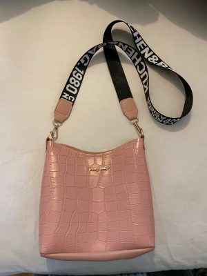 Väska - En fräsch väska som är sparsamt använd. 21 cm hög och 18 cm bred