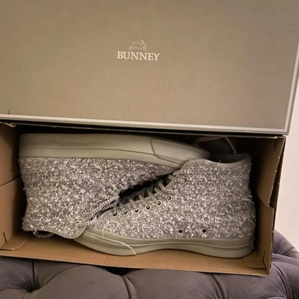 Säljer mina knappt använda Converse x Bunney skor som är limited edition. Storleken på skorna är 40,5 men passar som 41. Dom är i väldigt bra skick på en skala ungefär 8,5/10.    Priset går att diskuteras vid snabb affär.. Skor.