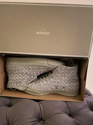 Converse x Bunney  - Säljer mina knappt använda Converse x Bunney skor som är limited edition. Storleken på skorna är 40,5 men passar som 41. Dom är i väldigt bra skick på en skala ungefär 8,5/10.    Priset går att diskuteras vid snabb affär.