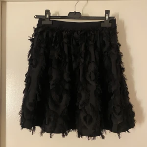 Kjol med fransar  - Fin kjol med fransar perfekt till lite festligare tillfällen😍