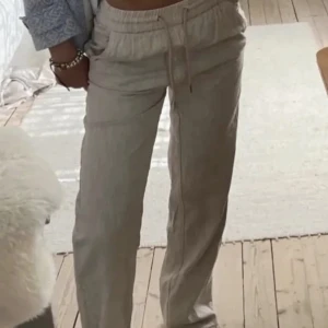  linnebyxor - Säljer nu min jättefina och slutsålda linnebyxa från pull & bear. Pga har flera andra! Har använts endast ett fåtal ggr. Köpare står för frakten 💕