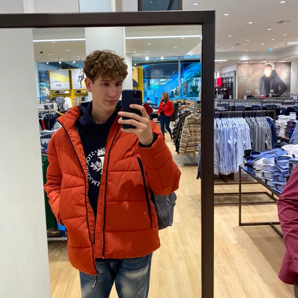 I am selling an XXL Tom Tailor Winter Jacket in Orange Colour. Jackor.