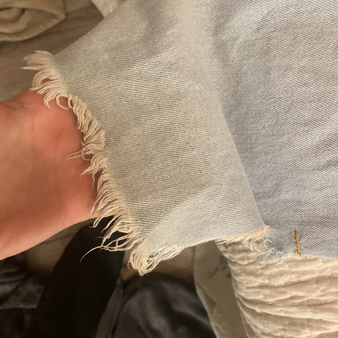 Blåa högmidjade jeans med slits  - 91