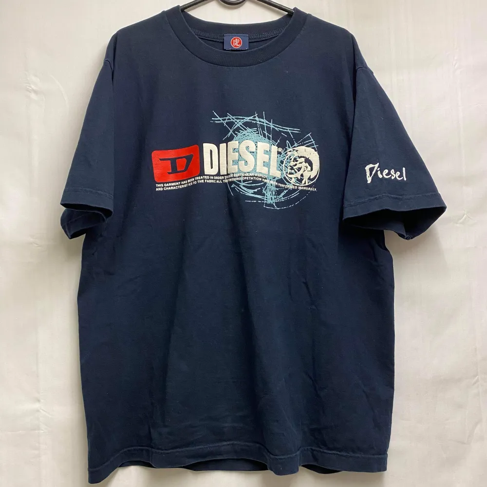 En ascool diesel tshirt som jag nu säljer för den är för stor. Bra skick förutom att texten på ryggen har spruckit lite (se bild nr.2). Står ingen storlek men skulle säga L/XL. T-shirts.