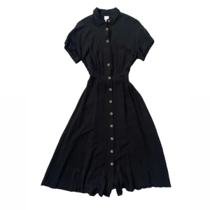 Klänning med knytning! - Långklänning med knytning i midjan! Knappt använd🖤🖤 slutar mitt på smalbenet på mig (är 180)