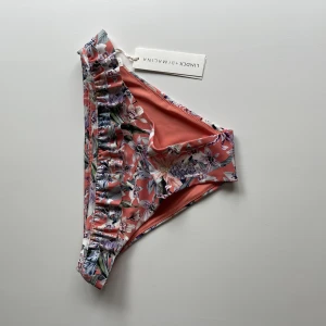 Bikiniunderdel By Malina & Lindex - Ett par bikinitrosor från ett samarbete mellan Lindex & By Malina. Råkade köpa två par, aldrig använda. Storlek S 🌸