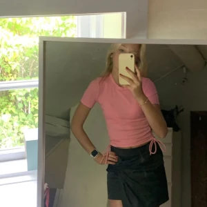 Ribbad t-shirt zara - Superfin tröja från zara. Perfekt nu inför sommaren. Knappt använd och gratis frakt! 💕💕