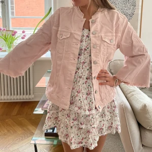 Cool Trekvartsjeansjacka🥰 - Superfin Trekvartsjacka😍 Storlek S