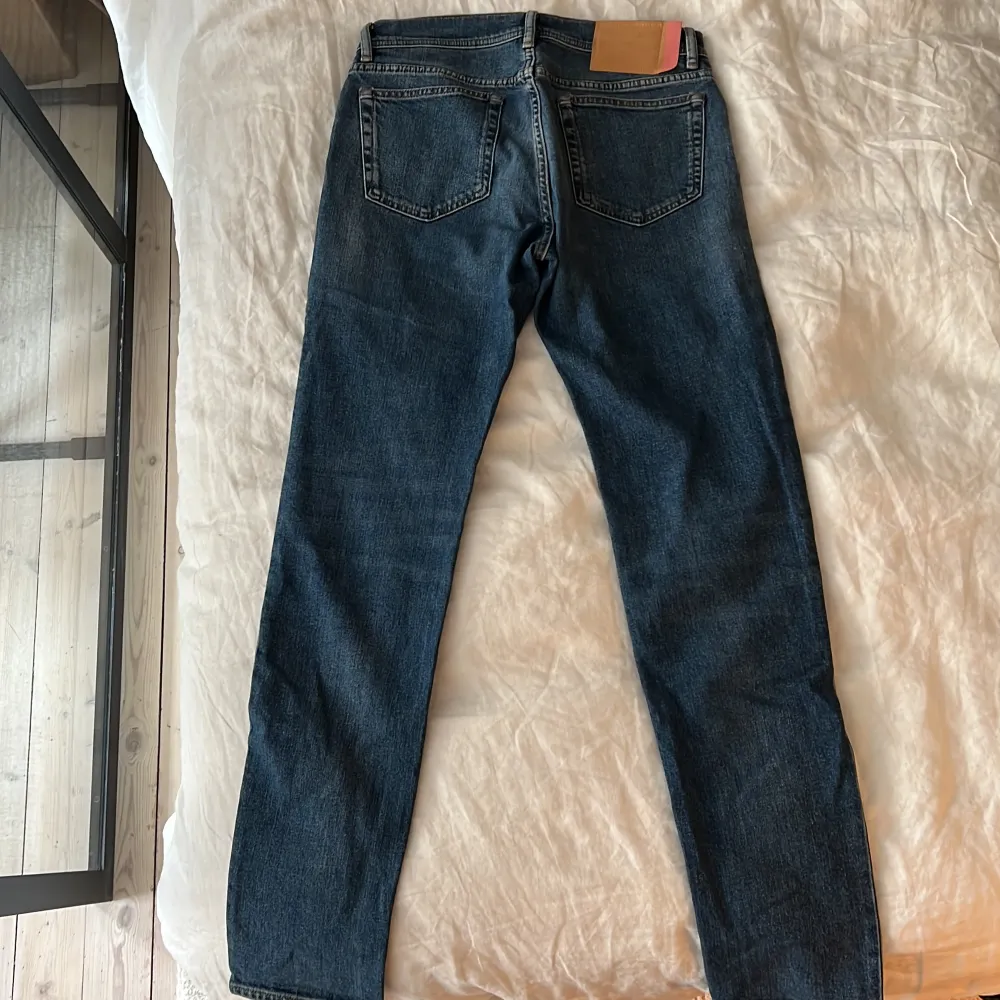 på riktigt använt dessa typ 2 gånger så de ser ut som nya. asbra passform och älskar färgen. storlek W30/L32 men de känns som L34, ganska långa. passar på alla, ett riktigt snyggt par jeans! regular fit. Jeans & Byxor.