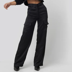 Cargo pants  - Säljer dessa super snygga satin cargo byxor från nakd, har använts vid ett tillfälle så dom är som nya. Skriv gärna om du har några fler frågor.💕 Nypris: 499kr