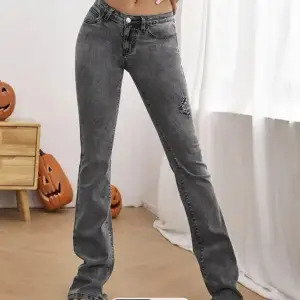 säljer ett par snygga jeans som ej kommer till användning 🥰skriv om ni har några frågor!!tryck inte på köp nu⚠️