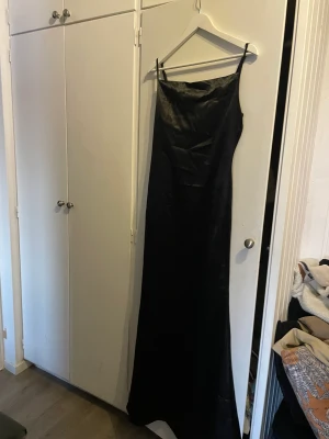 Klänning M - Svart lång klänning storlek M/38 den är lite lång på mig som är 160