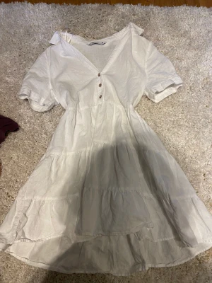 Vit klänning  - Vit, klänning, XS, sommar, nyskick, jag behöver den inte längre, Märke: Zara