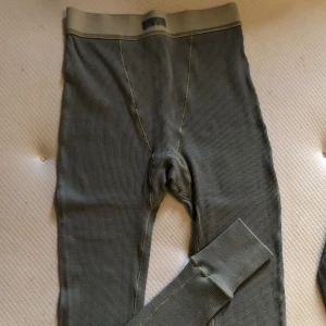 Skims cotton ribbed leggings  - Leggings från skims färgen Mineral och storlek xxs passar även en xs. Säljer även matchande långärmad till, inga defekter! 