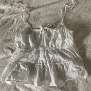 Gulligt vit sommar linne - Jättegulligt somnar linne! Linnet har inget spår av användning💕