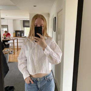 Vit skjorta - Vit croppad skjorta från H&M i strlk S. Ingen fraktkostnad.