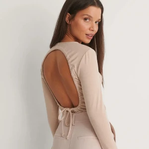 Tröja med öppen rygg - Färgen är mer som på första bilden  Aldrig använd, lappen finns kvar Storlek M men passar även S