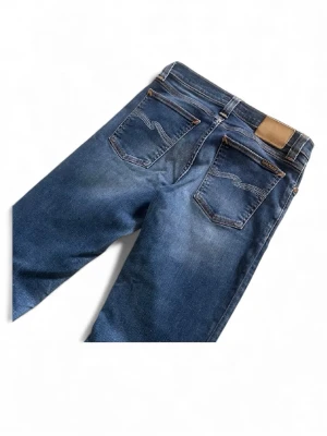 Blå Nudie Jeans - Snygga blå jeans från Nudie! Jeansen har en riktig schysst passform. Perfekt för dig som gillar en tidlös och cool look🍾🥂✌️🤩