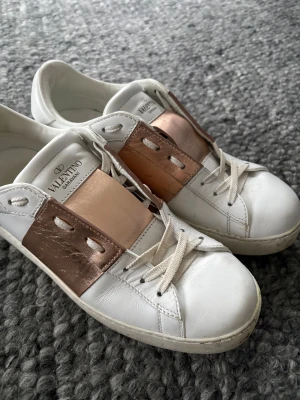  Valentino sneakers torlek 40 - Säljer ett par Valentino sneakers i storlek 40. Skorna är i fint skick. Klassisk och stilren modell som passar till många outfits.   Hör gärna av dig om du har frågor eller vill ha fler bilder.