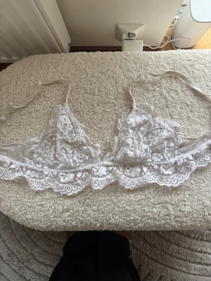 Vit spets bralette Nakd - Vit spets bralette från Nakd