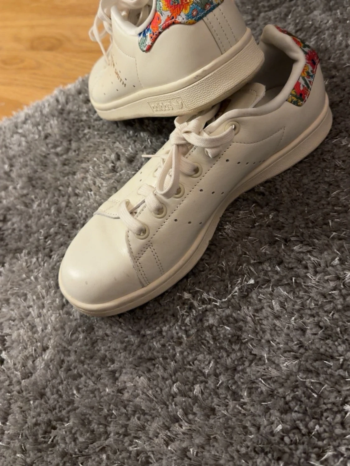 Adidas Stan Smith med blommig häl
