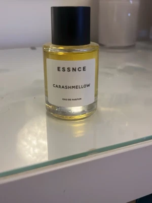 ESSNCE Carashmellow Eau de Parfum - Säljer Carashmellow från ESSNCE. Den är tyvärr lite för sött min min smak så den kommer tyvärr inte till användning. Det som syns på flaskan är kvar så nästintill hela flaskan.