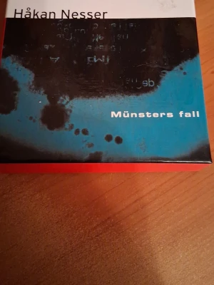 CD Ljudbok Münsters fall ,9cd skivor ca 10 tim. - Lyssna på en spännande svensk deckare av Håkan Nesser! 'Münsters fall' är en ljudbok i 9 CD-skivor, perfekt för dig som gillar mysterier och kriminalhistorier. Uppläsning av Stefan Sauk. Passar dig som vill ha något riktigt fängslande att lyssna på.