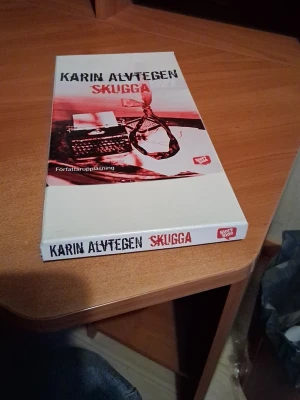 Skugga - Skugga av Karin Alvtegen är en psykologisk thriller som utforskar mörka hemligheter, svek och död. Perfekt för dig som gillar spännande berättelser med djup och oväntade vändningar. Låt dig dras in i en historia om medaljens baksida och priset för att uppnå odödlighet.