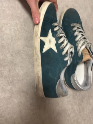 Golden Goose blå sneakers med stjärna - Golden gose perfekt present för jul bra kvalité förutom hållet i sulan som är på båda skorna men annars perfekt och väldigt sköna har även original påsen till skorna(original pris runt 6000)