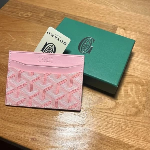 Rosa Plånbok - Hej, Säljer en helt oanvänd korthållare i otroligt bra kvalitet. Postar samma dag! Skriv vid ytterligare frågor eller funderingar :)