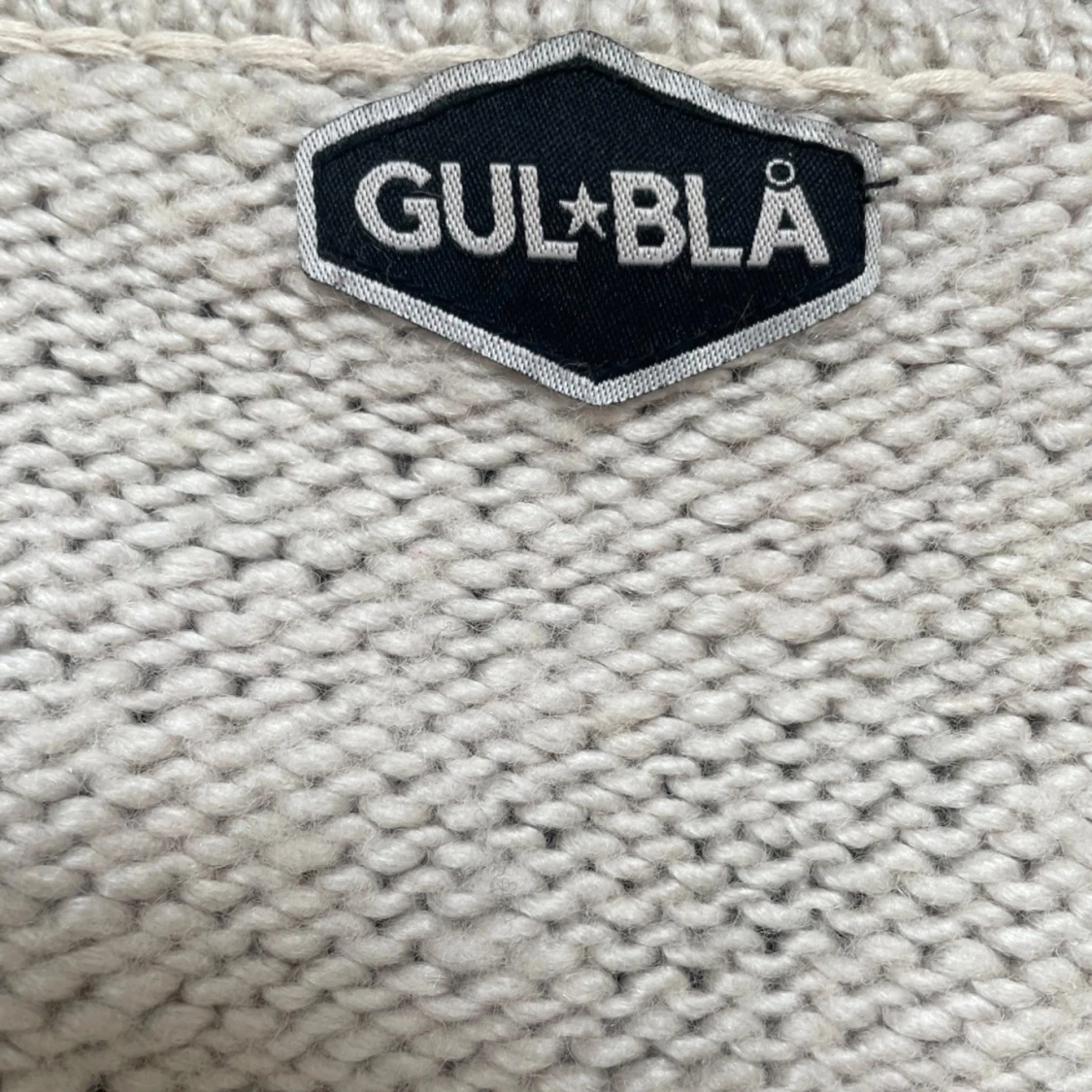 Beige stickad kofta från Gul&Blå - 2