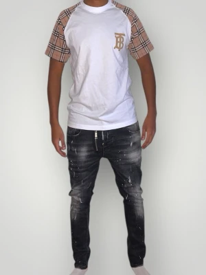 Burberry tshirt strl S vit - Helt ny. Fin replika med hög kvalitet. Modellen är 175cm lång. Tröjan är i normal passform. Pris: 999kr. Först till kvarn. Skickas inom 24h