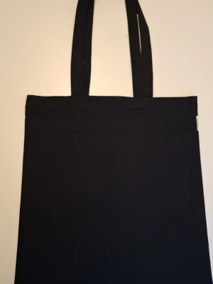 Tygkasse med eget citat - Tygkasse i färgen marinblå med valfritt citat eller liten symbol på🎀 är du intresserad? Köp annonsen och skriv citat/symbol och textfärgen du vill ha på "kontakta"💌