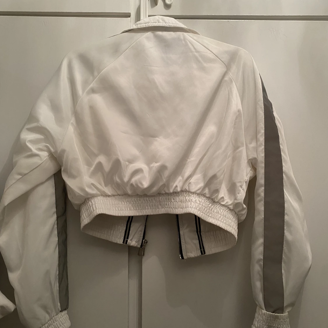 Oanvänd vit glow in the dark jacka - 91