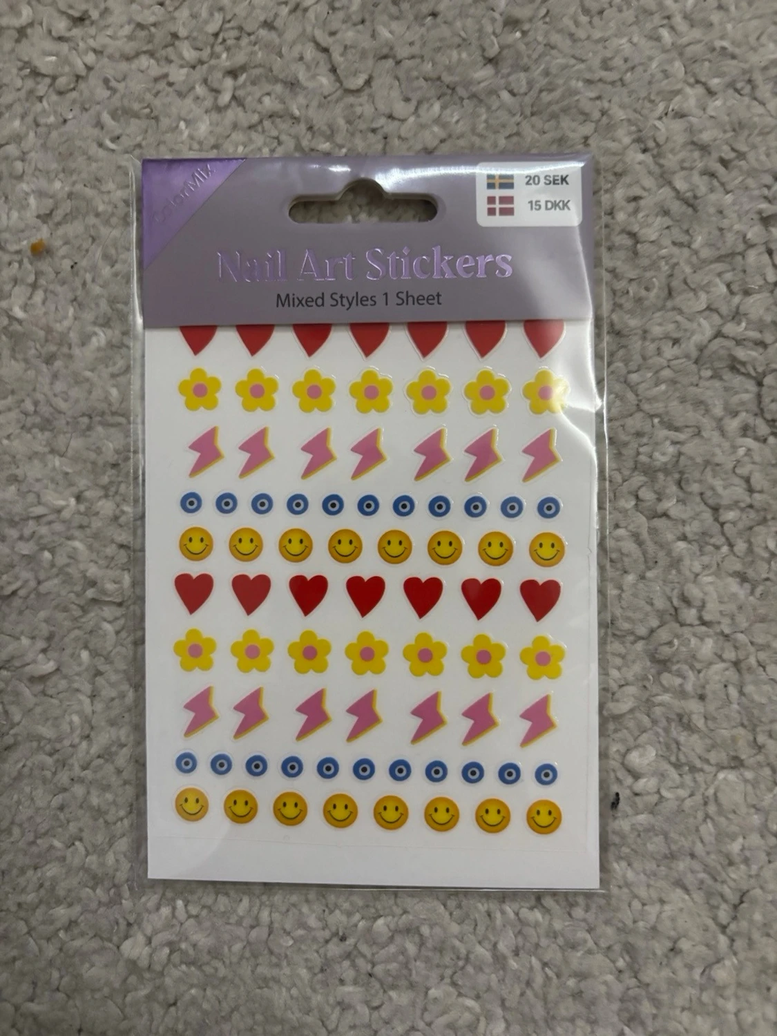 Nagelstickers med emojis och blommor