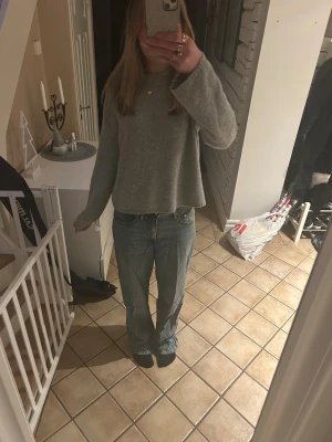 Baggy jeans - Säljer dessa baggy jeans från Gina Tricot i storlek 36. Lite små slitningar vid hälen men annars är dom i fint skick. Säg bara till om du vill ha fler bilder eller mer info😊
