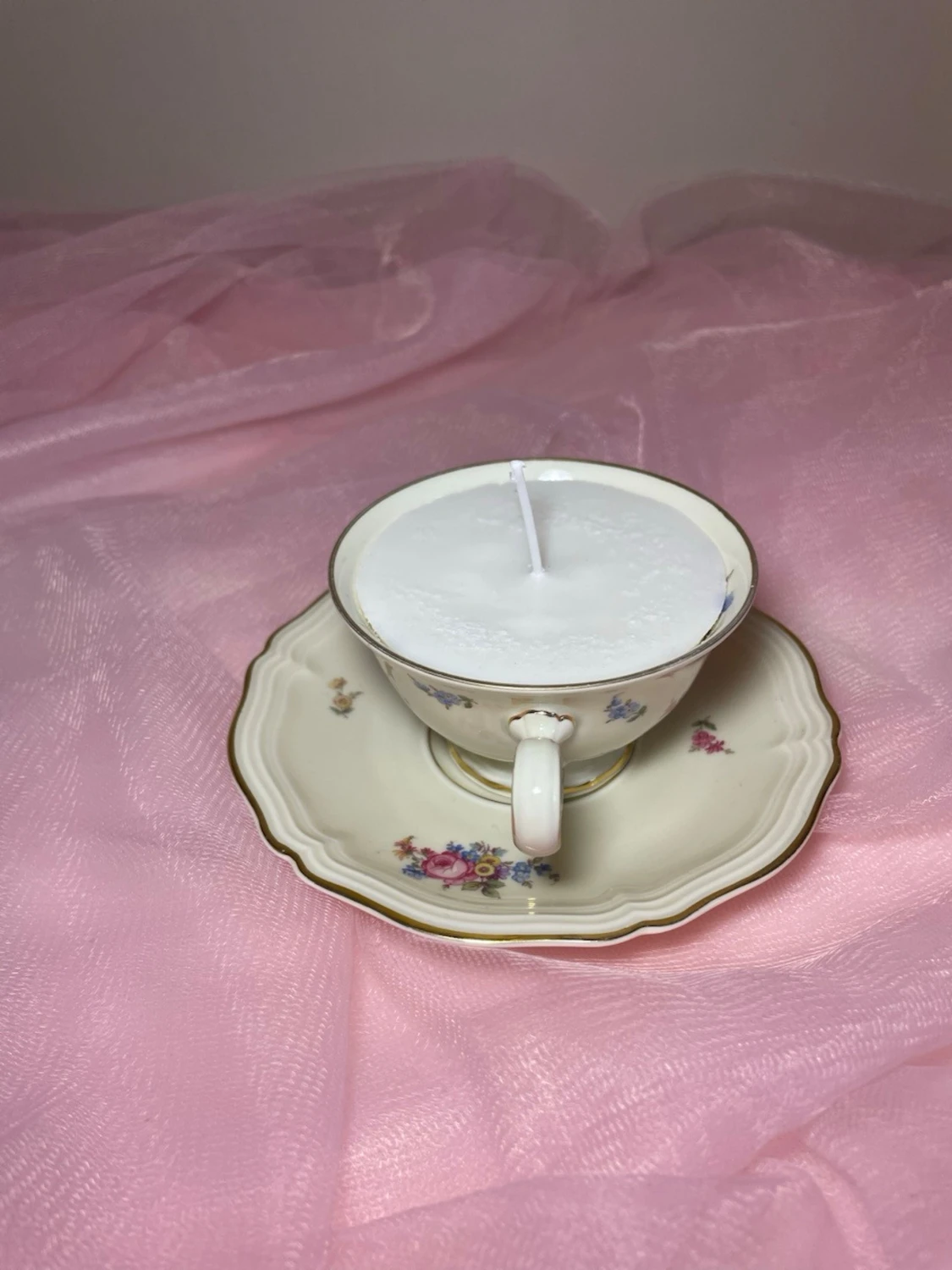 Doftljus i en tekopp i en vit kräm färg med flerfärgat blommigt mönster nr 3 - 3