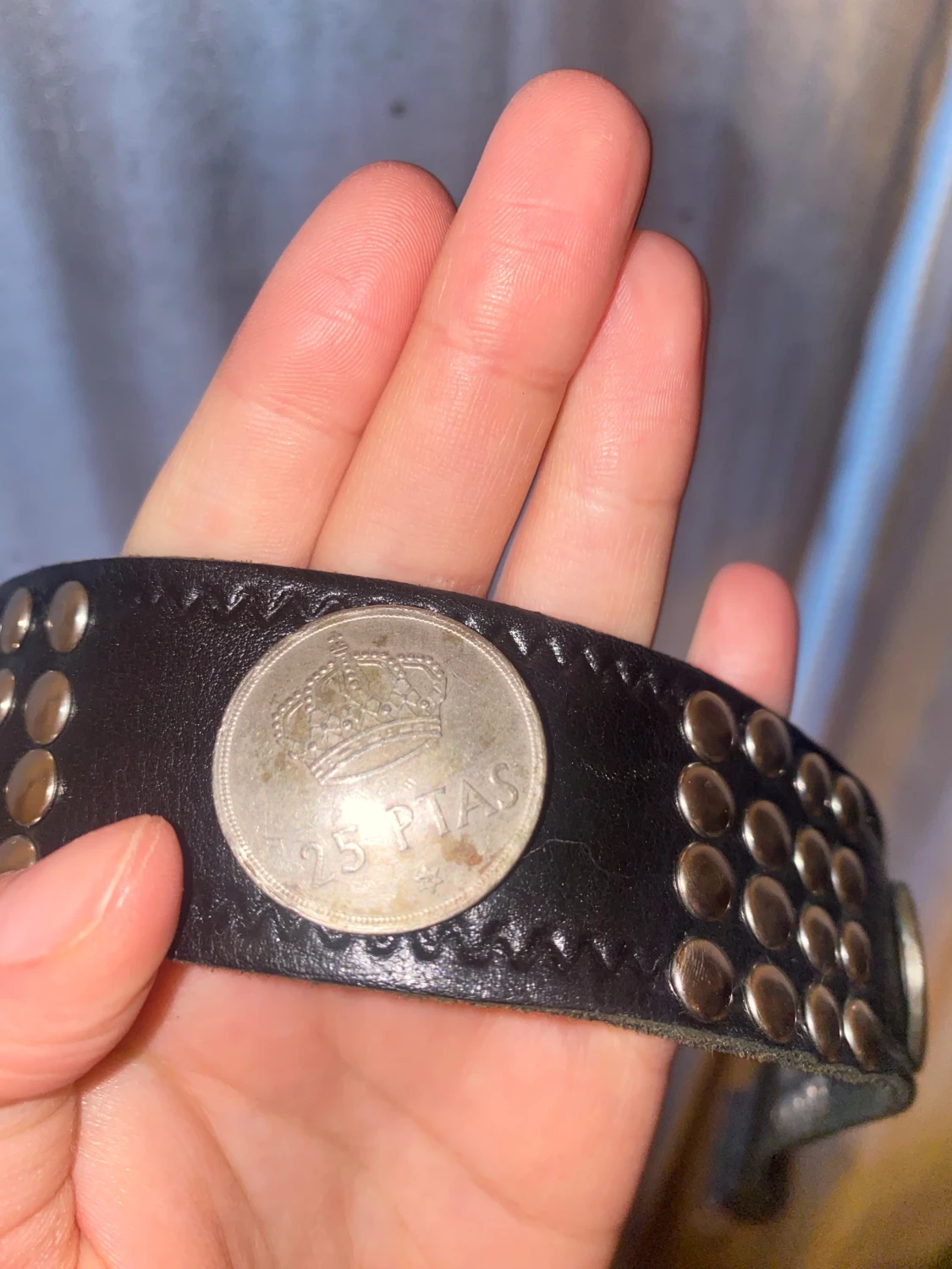 Svart skinnväst med nitar och mynt - 3