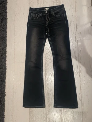 Jeans från Gina tricot  - Jeans från Gina tricot med fickor. 